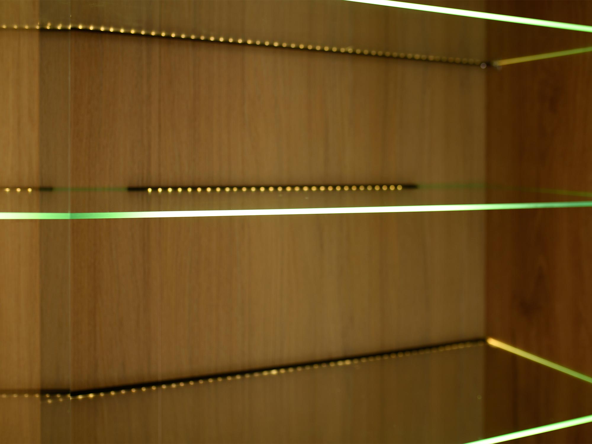 Zbliżenie na detal półki szklanej z oświetleniem LED