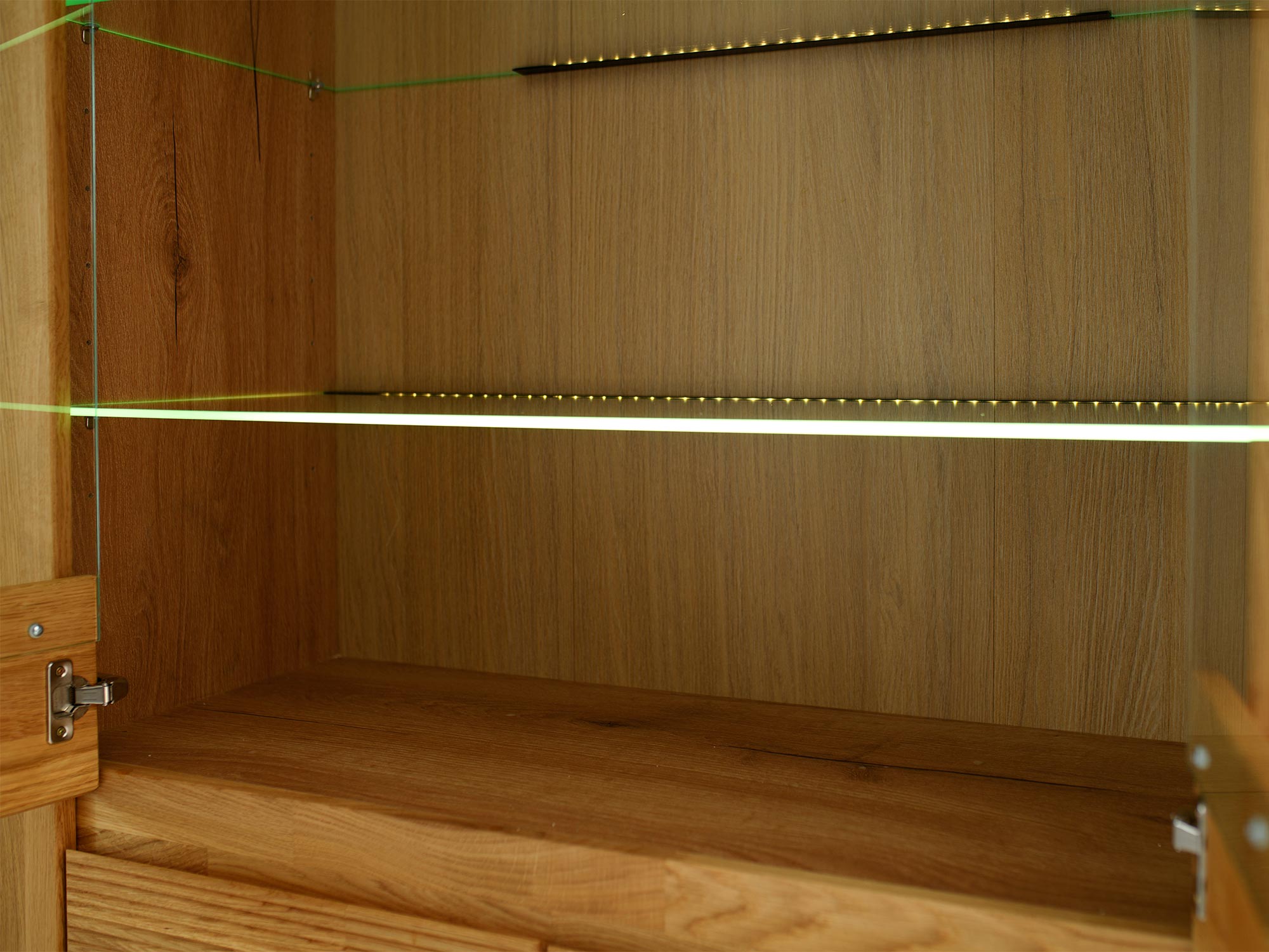 Detal półki szklanej z podświetleniem