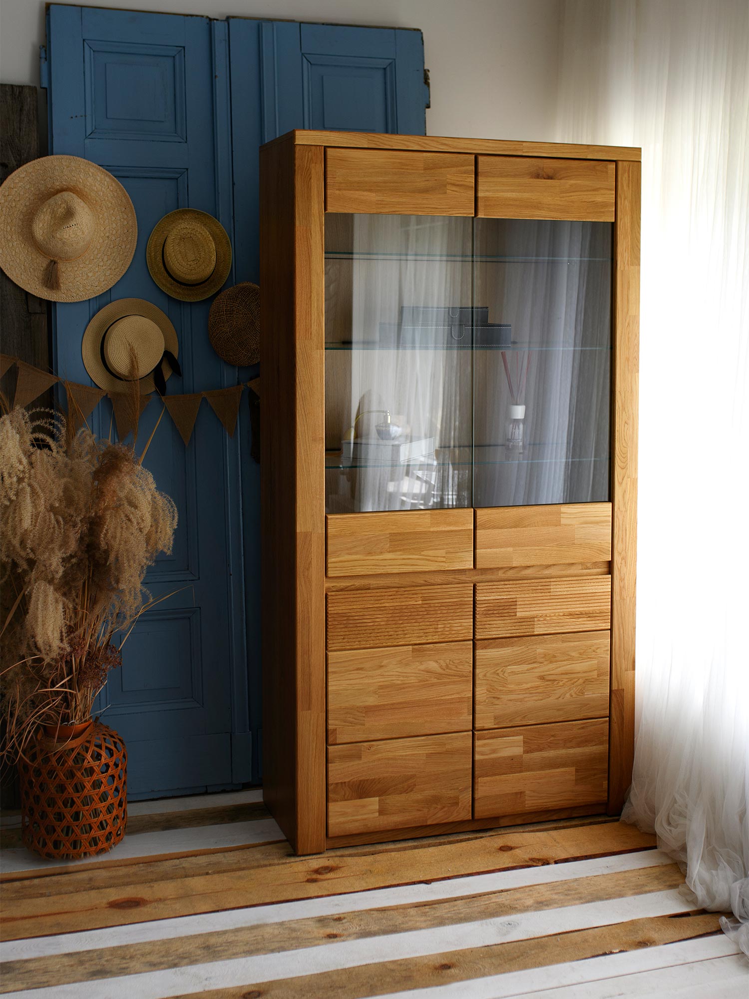 Witryna z przeszkleniem i szafkami