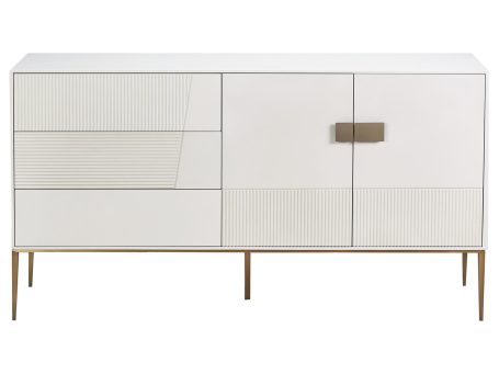 Komoda w kolorze złamanej bieli ze złotymi nóżkami i gładkimi frontami