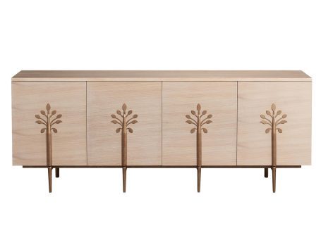 Komoda z jasnego drewna z eleganckim zdobieniem liści na frontach
