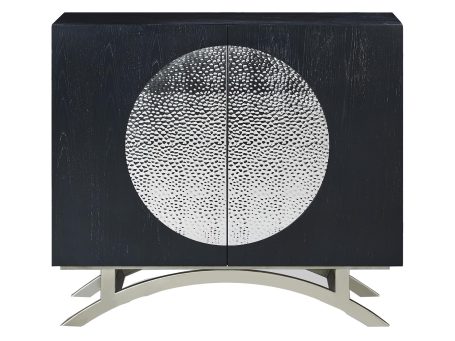 Elegancka komoda w kolorze czarnym z chromowanymi nogami i akcentami z postaci geometrycznego wzoru na frontach