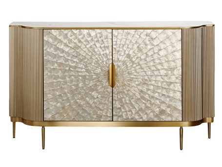 Komoda w kolorze szampańskim z frontami z muszli morskiej oraz eleganckimi złotymi elementami