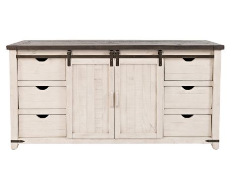 Biały kredens z przesuwanymi drzwiami w stylu farmhouse