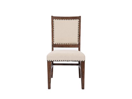 Krzesło z tapicerowanym siedziskiem i klasycznym wykończeniem