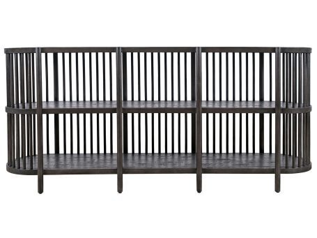 Loftowy regał z drewnianymi półkami i metalową ramą