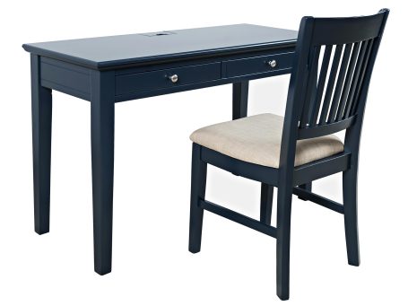 Granatowe biurko z szufladami w stylu klasycznym do gabinetu