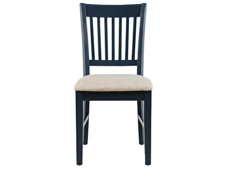 Klasyczne krzesło z tapicerowanym siedziskiem do eleganckiej jadalni