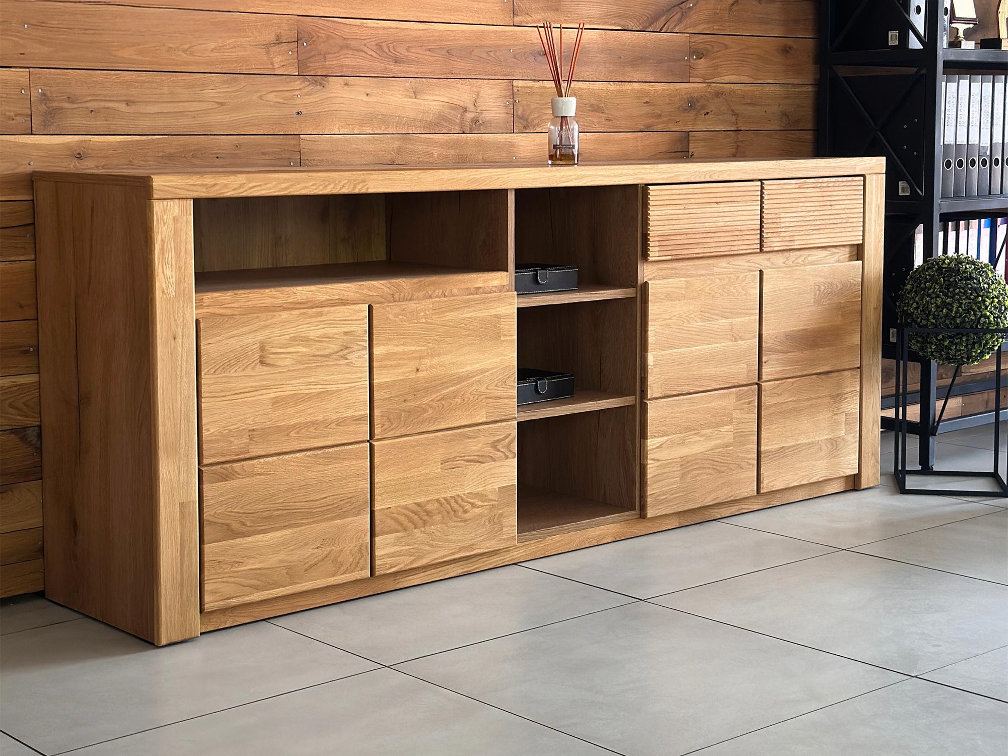 Szeroka komoda z drewna dębowego w stylu minimalistycznym