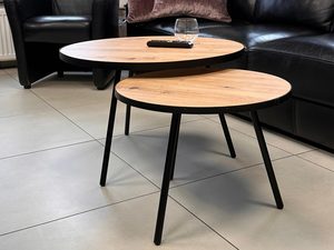 Miniaturka 6 - Dwa okrągłe stoliki w nowoczesnym salonie na płytkach