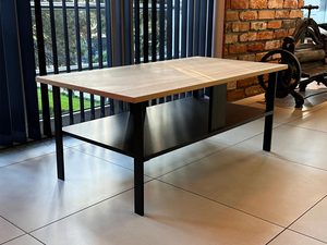 Miniatura 9 - Jednoduchý stůl s černými nohami a dubovým deskou v przestrzeni loftowej