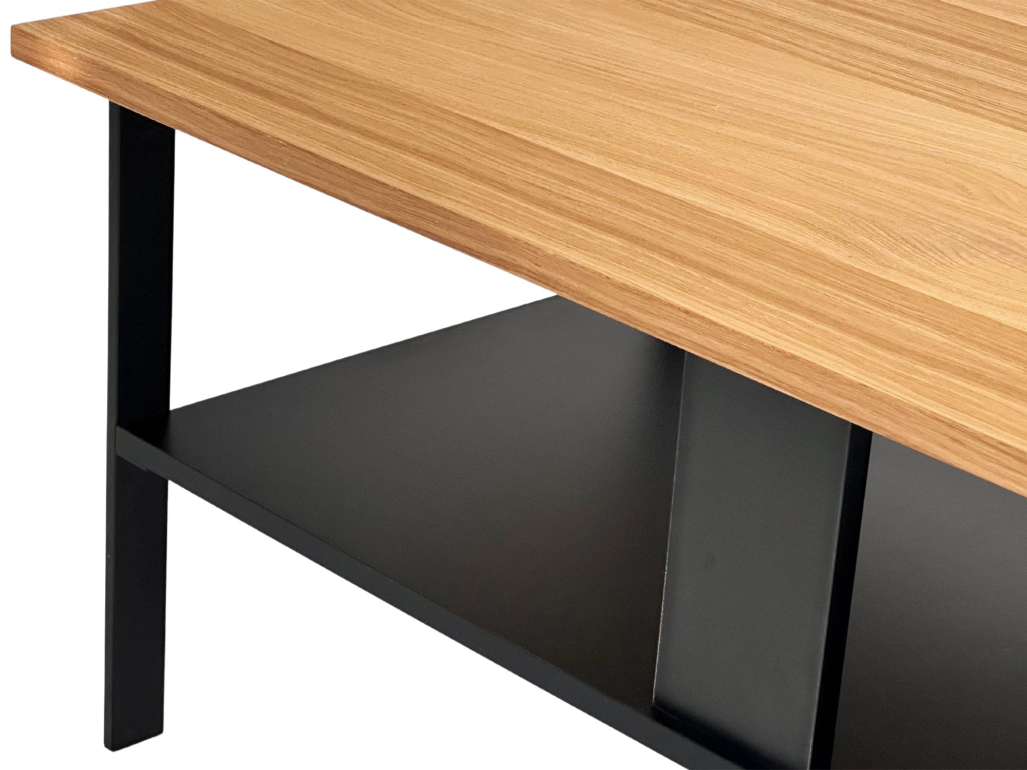 Zbliżenie na narożnik blatu stolika z wyrazistym usłojeniem