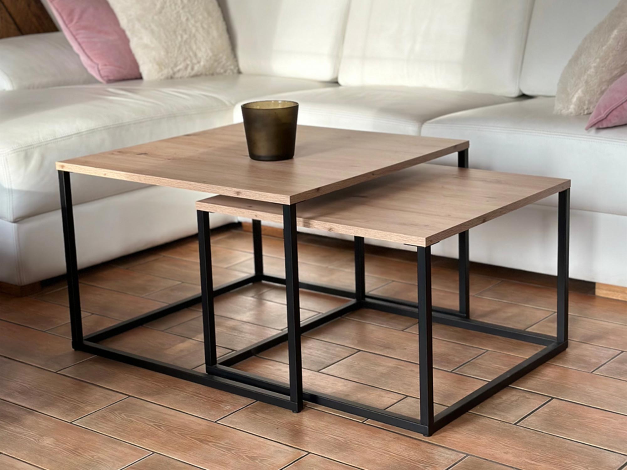 Zestaw stolików z kawą i dekoracją na jasnej podłodze