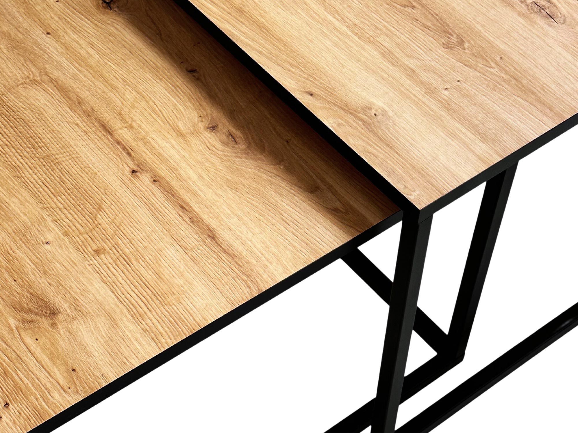 Widok z góry na blat z naturalnego drewna i czarne nogi