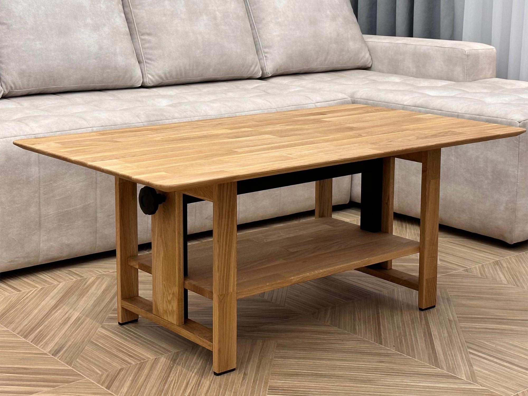 Dębowy stolik kawowy w jasnym salonie z kanapą w tle