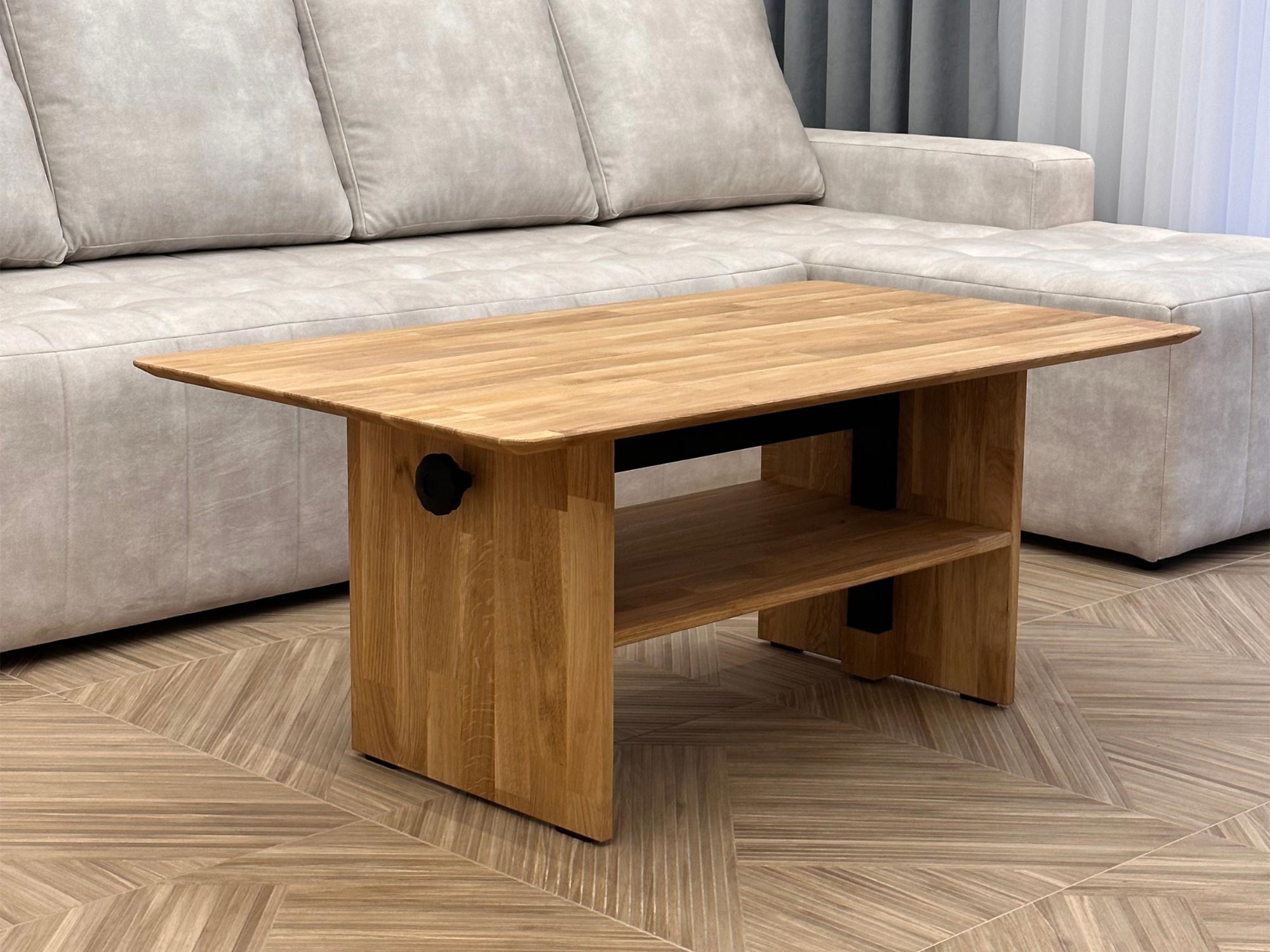 Dębowy stolik z metalowym mechanizmem i czarnym wspornikiem