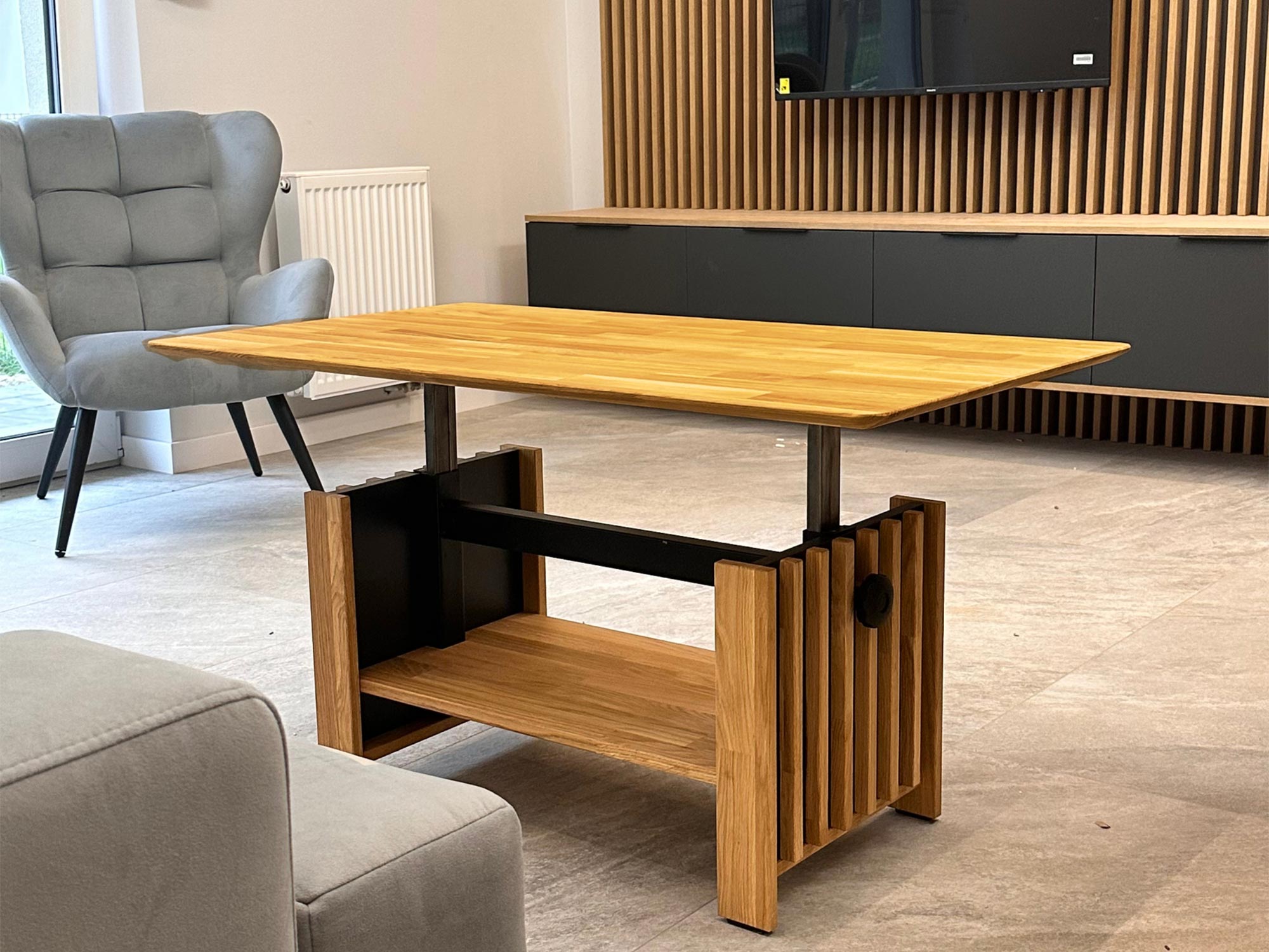 Nowoczesny dębowy stolik do salonu z półką i funkcją podnoszenia