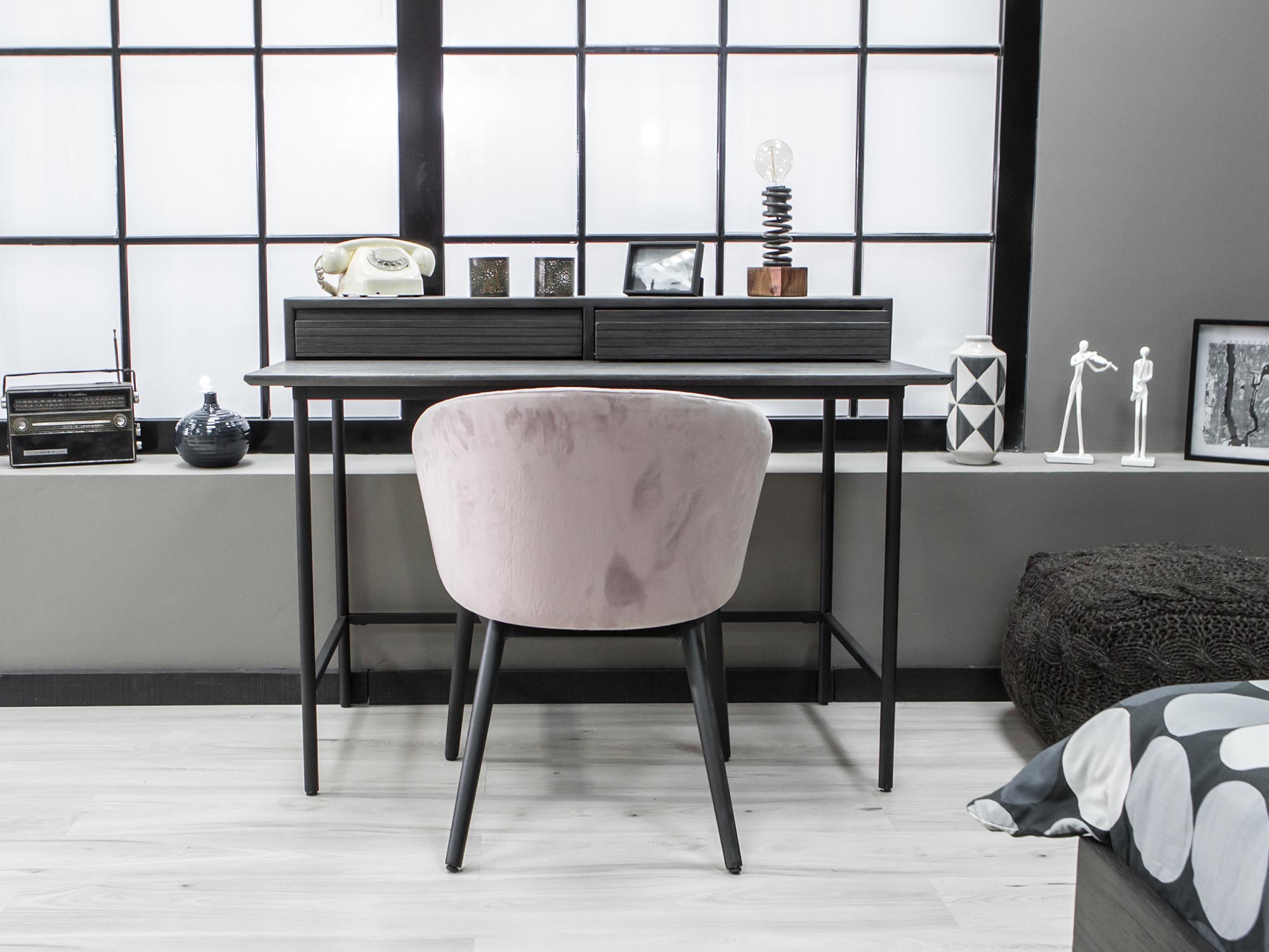 Nowoczesne biurko z szufladami na smukłych nogach