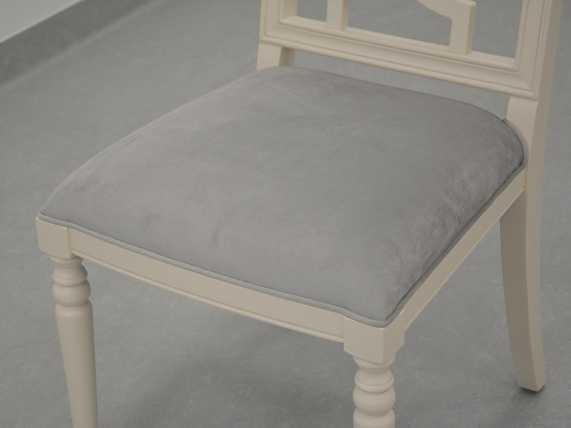 Siedzisko z szarego weluru i gięte nogi w krześle vintage