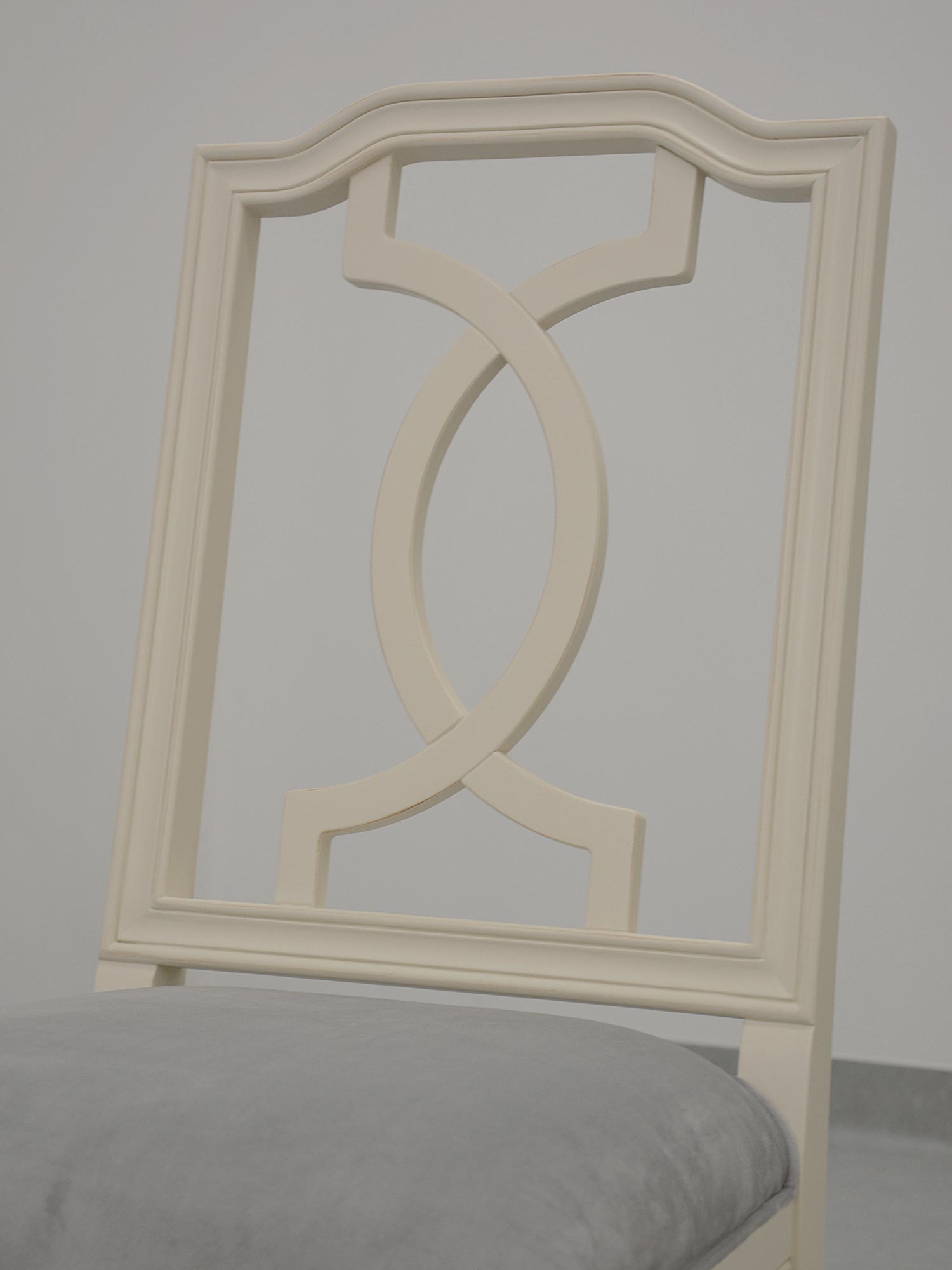 Tapicerowane krzesło z drewna i weluru do eleganckiej jadalni