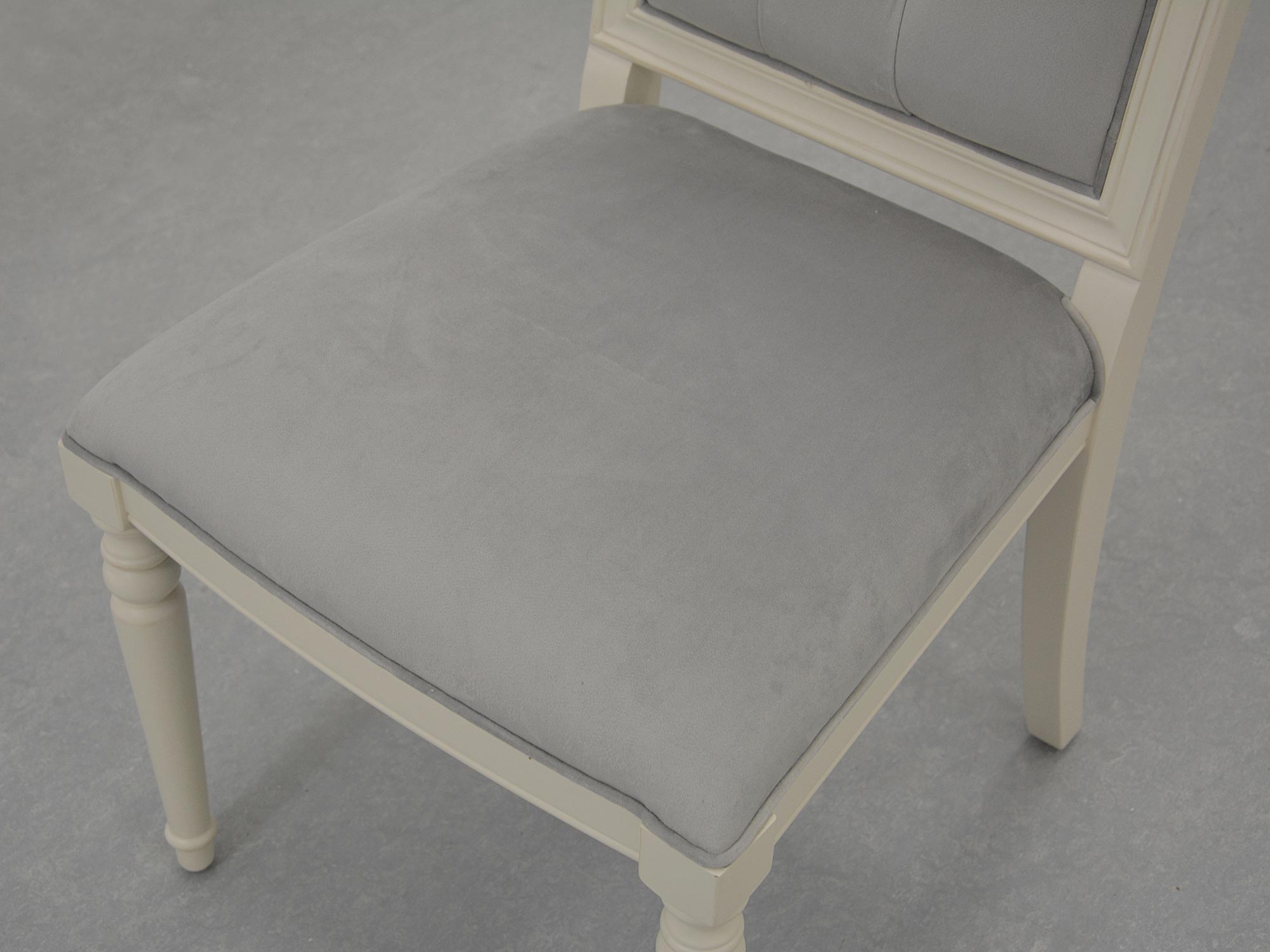 Krzesło z tapicerowanym siedziskiem i giętymi nogami w stylu retro