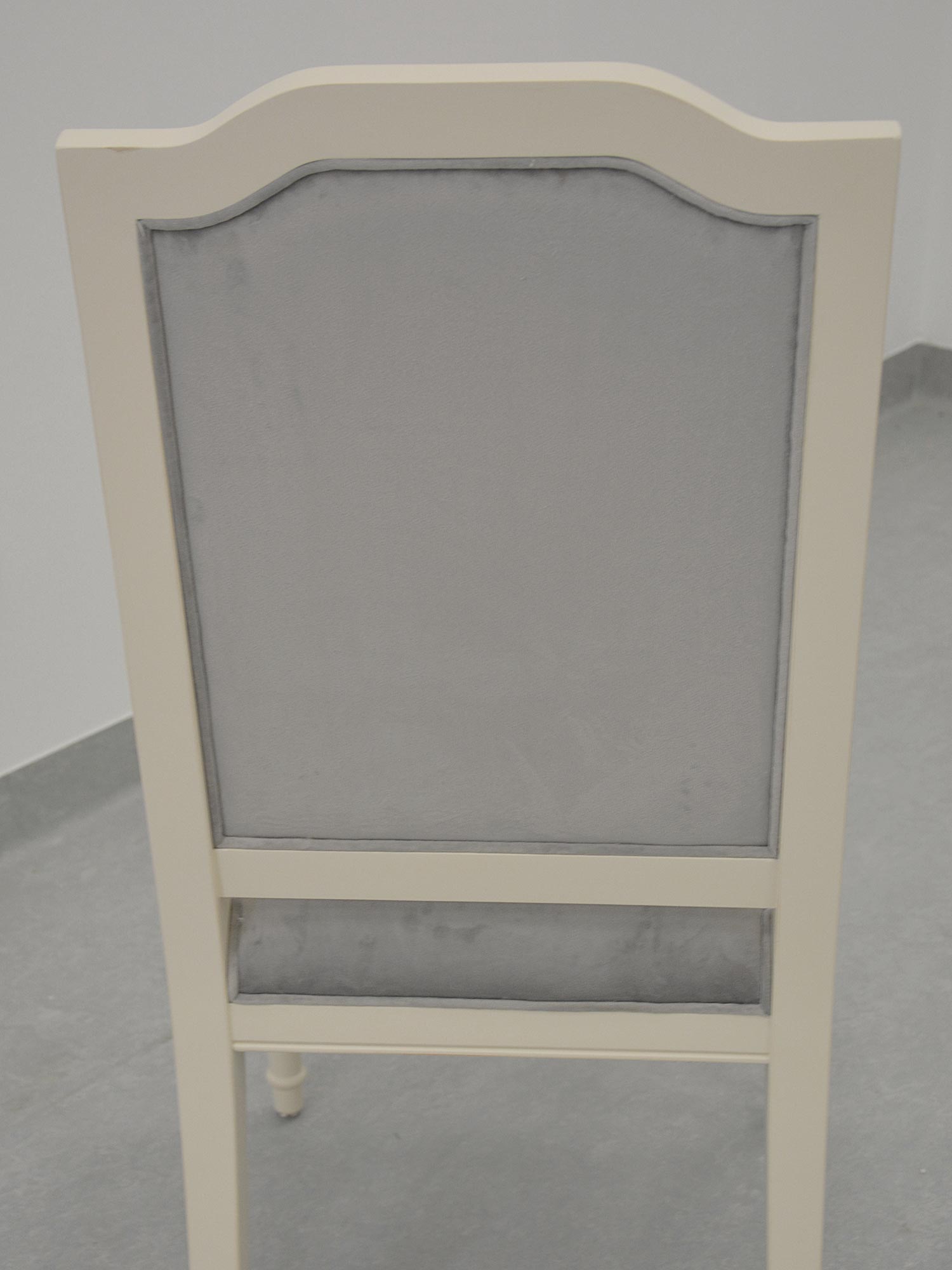 Krzesło z beżowym stelażem i szarym welurem w stylu klasycznym