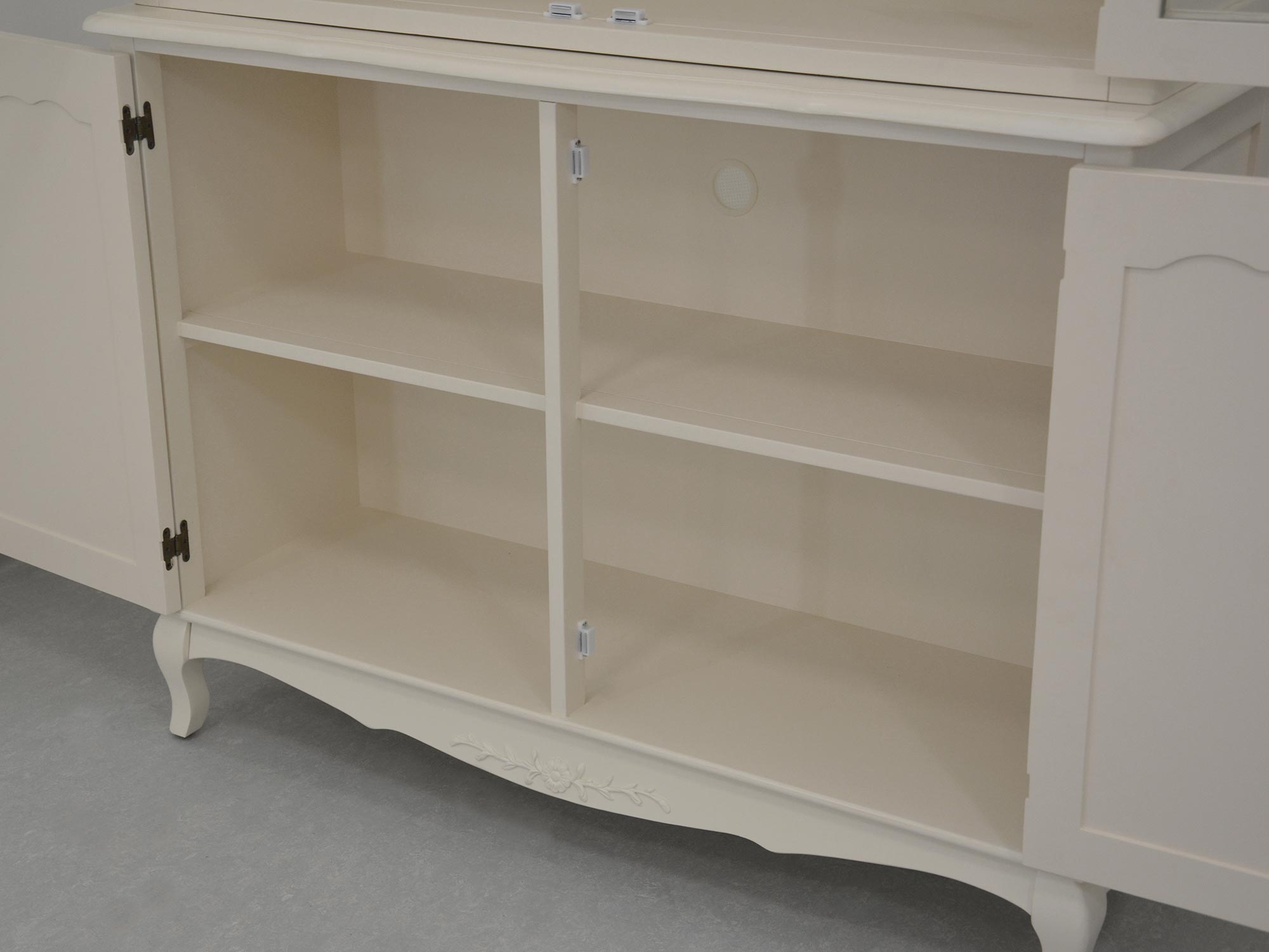 Detal drzwi szafki z dekoracyjnymi zawiasami w stylu vintage