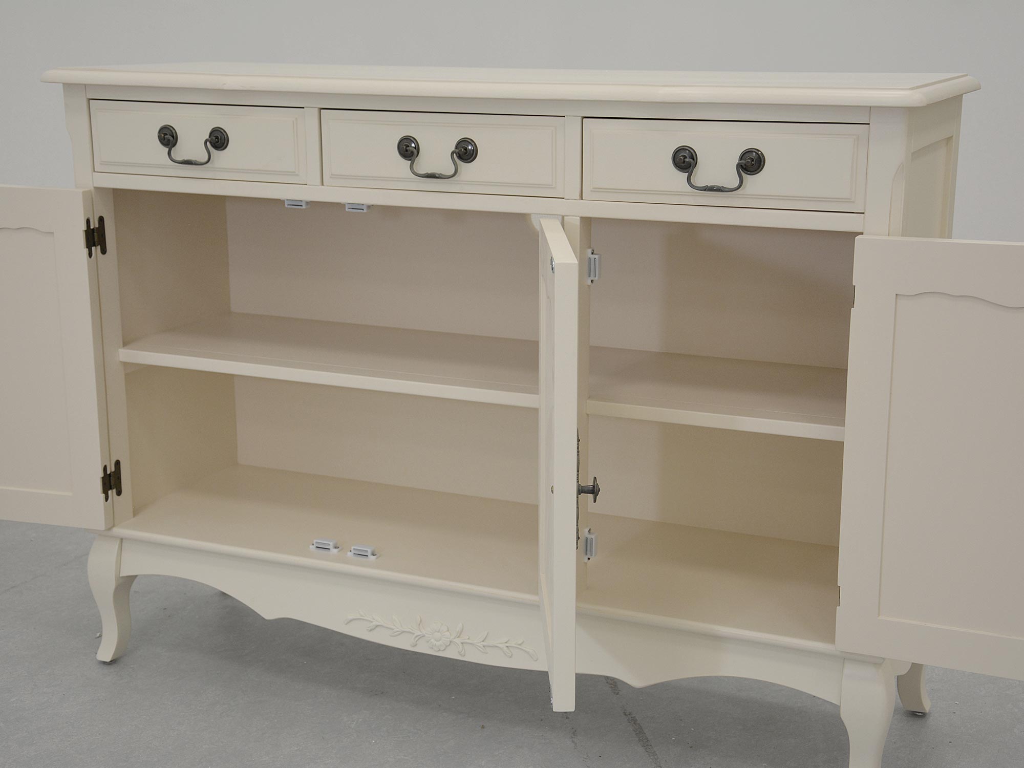 Kredens z szufladami i półkami w stylu prowansalskim do salonu