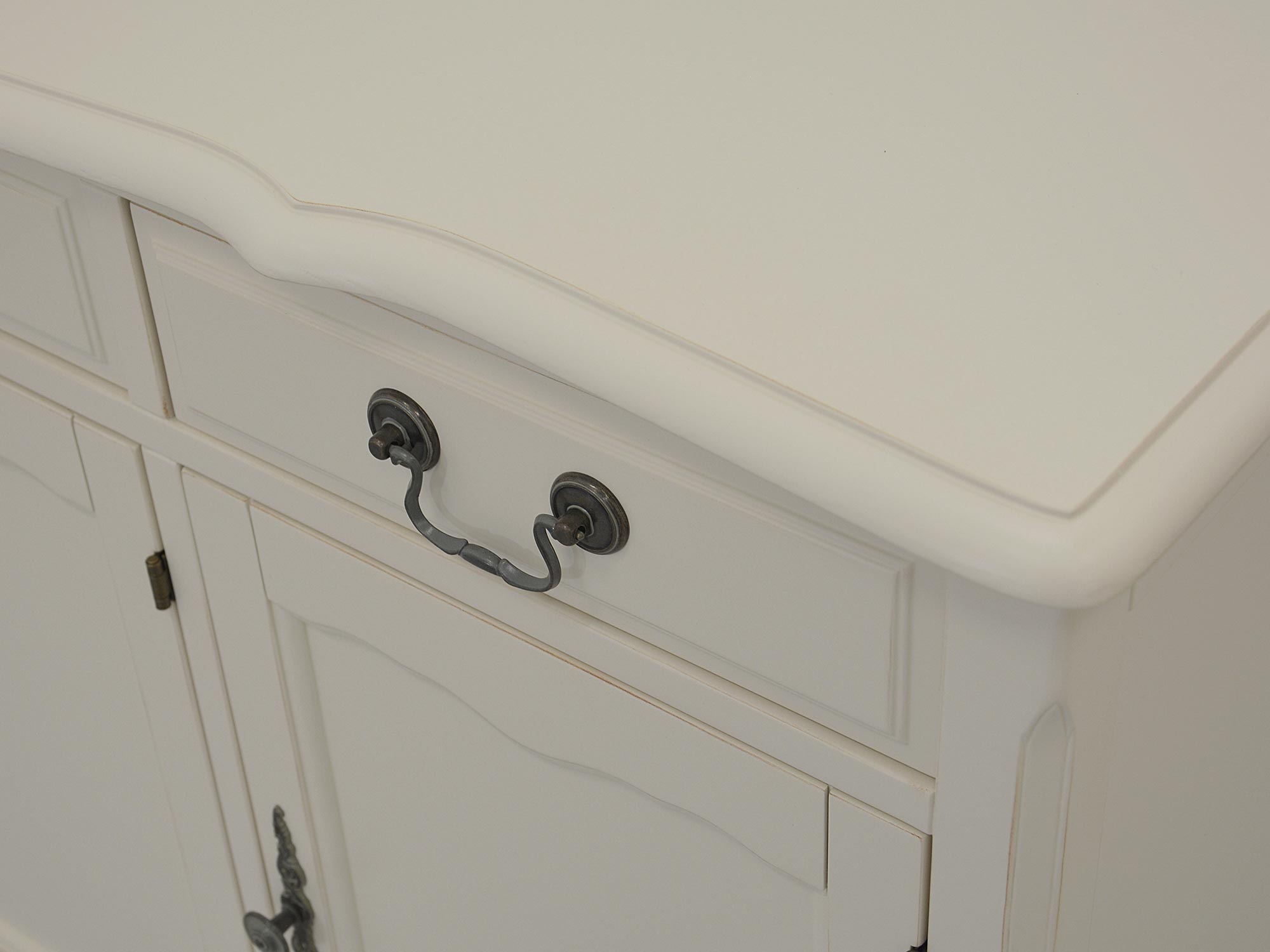 Szafka z drewna z frezowaną krawędzią blatu w stylu vintage