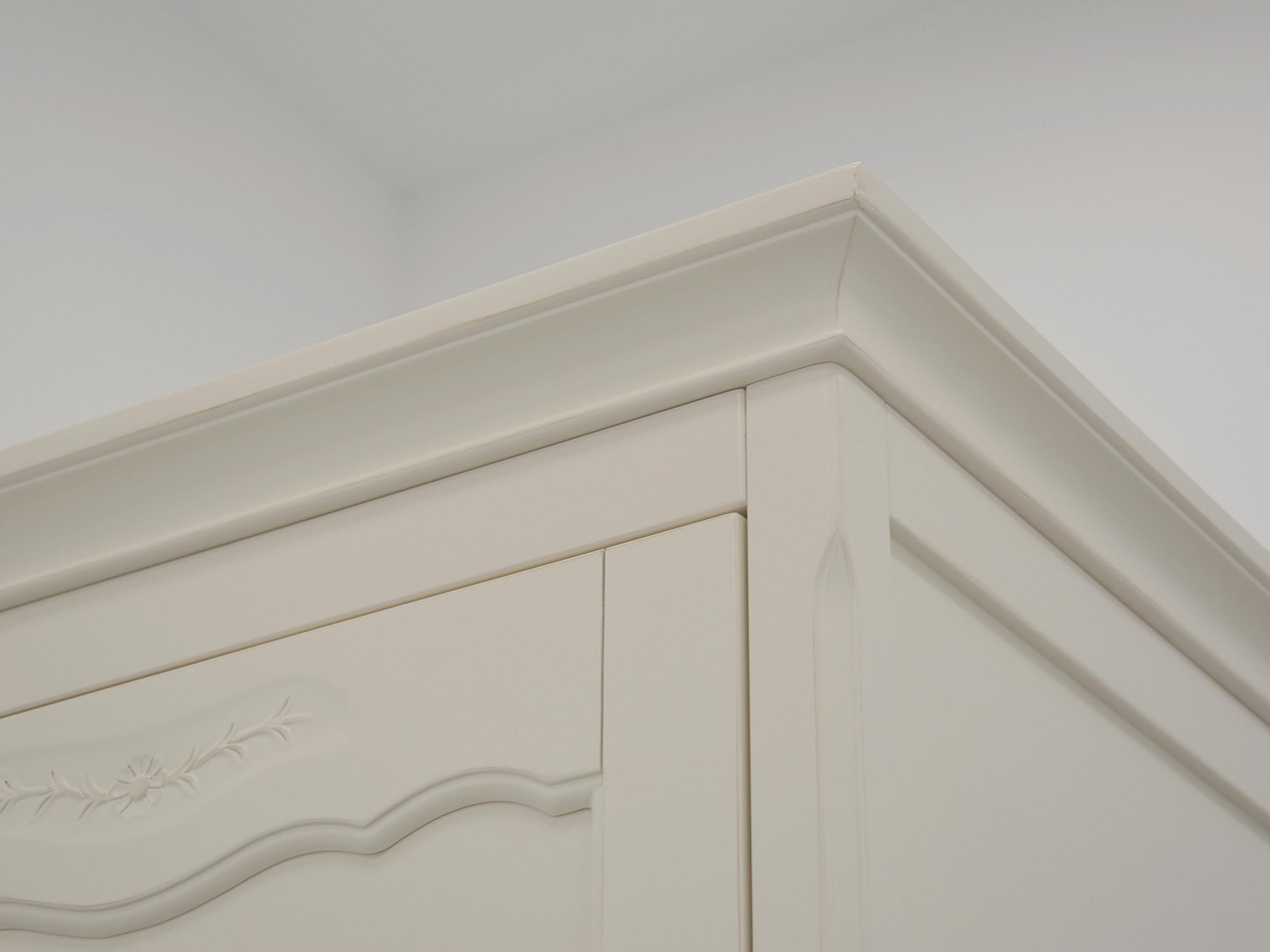 Korona szafy z frezowaniem w klasycznym stylu prowansalskim