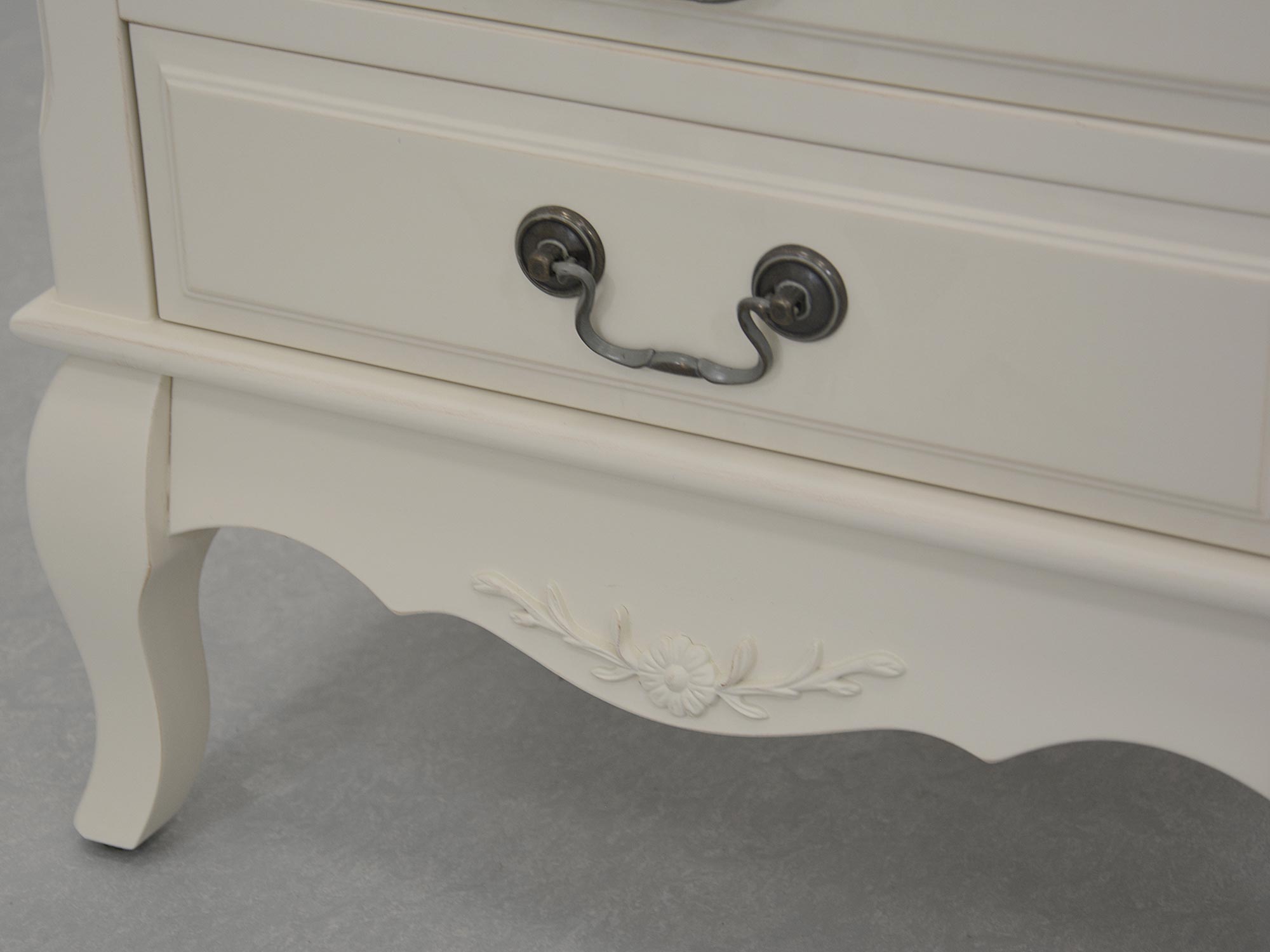 Klasyczna komoda z giętymi nogami i uchwytami w stylu retro