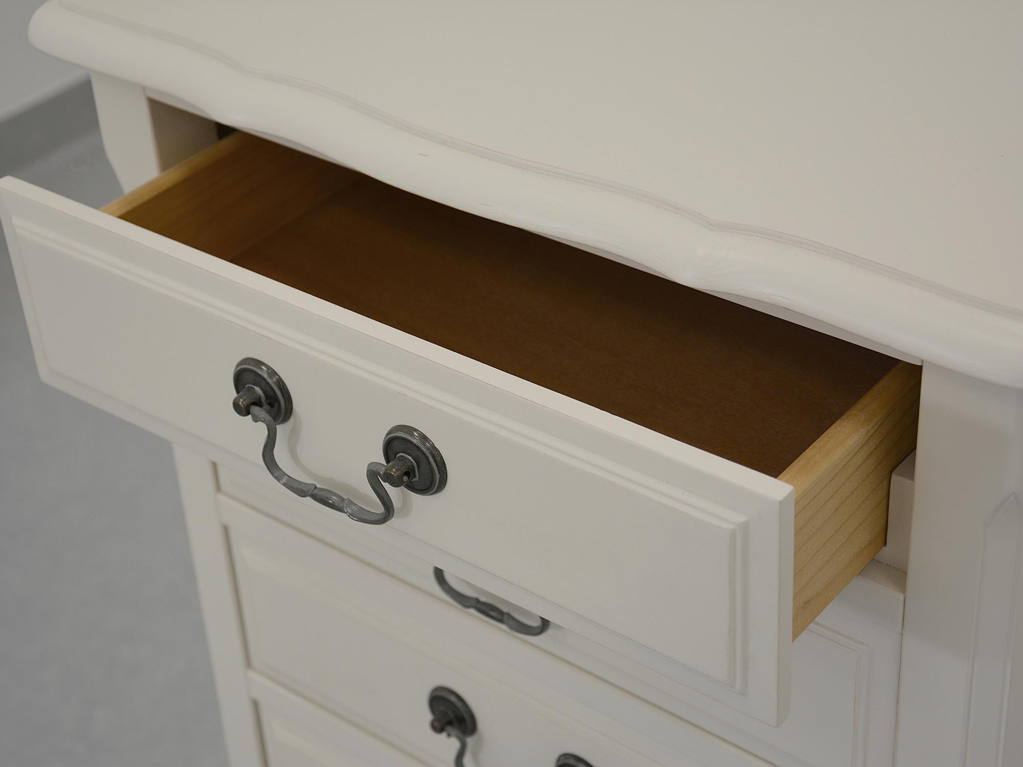 Wnętrze komody z szufladami i drewnianym wykończeniem w kolorze ecru