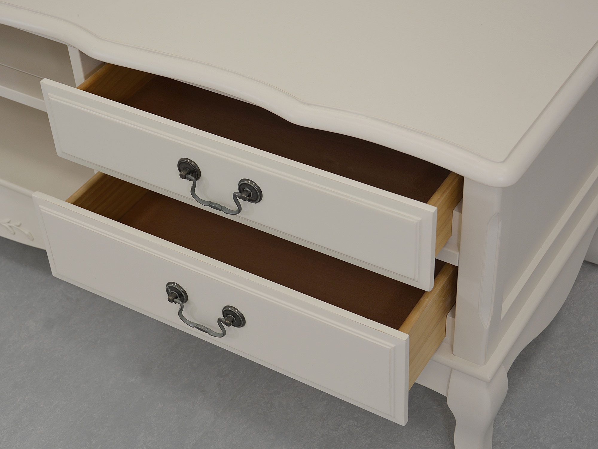 Komoda z bielonego drewna z giętymi nogami w stylu francuskim