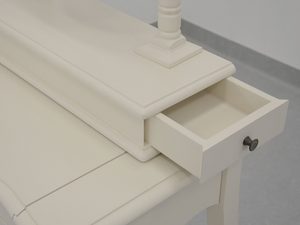 Miniaturka 2 - Detal białej toaletki z litego drewna w stylu shabby chic