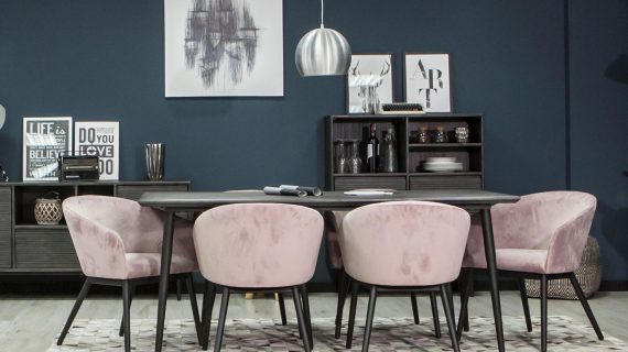 Miniaturka 4 - Elegancki stół do jadalni z różowymi krzesłami w stylu glamour