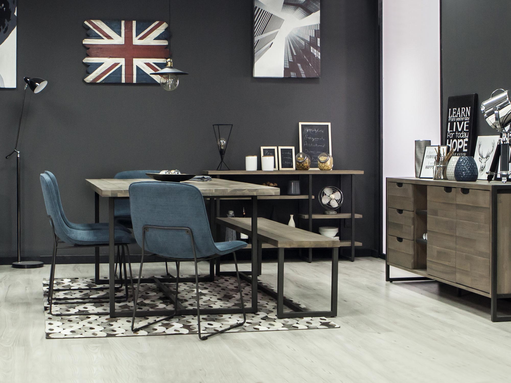 Meble do jadalni z litego drewna w stylu industrialnym z niebieskimi akcentami Meble do jadalni z litego drewna w stylu industrialnym z niebieskimi akcentami