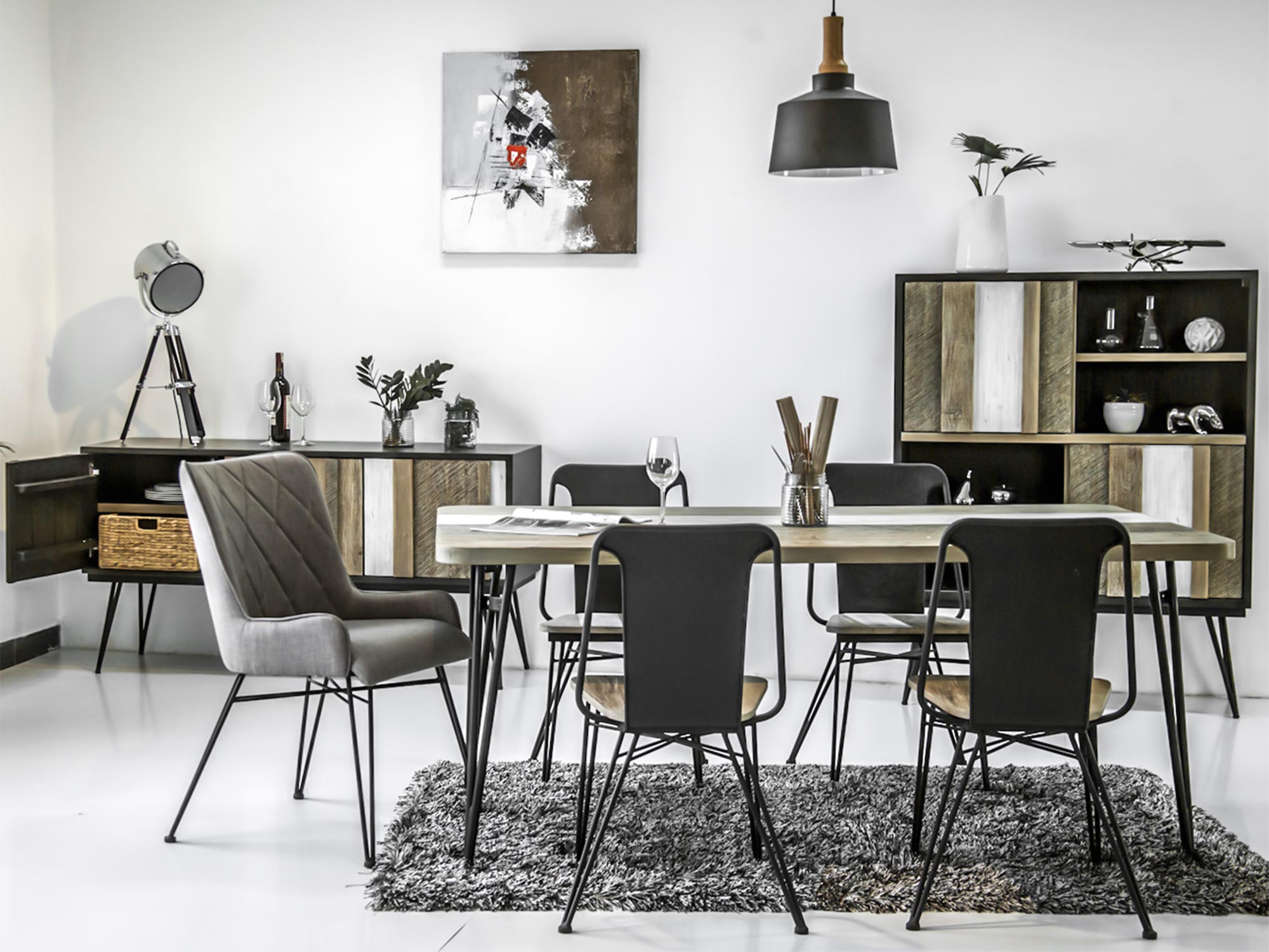 Czarno-brązowa komoda z dekoracyjnymi frontami i metalowymi nogami w stylu industrialnym