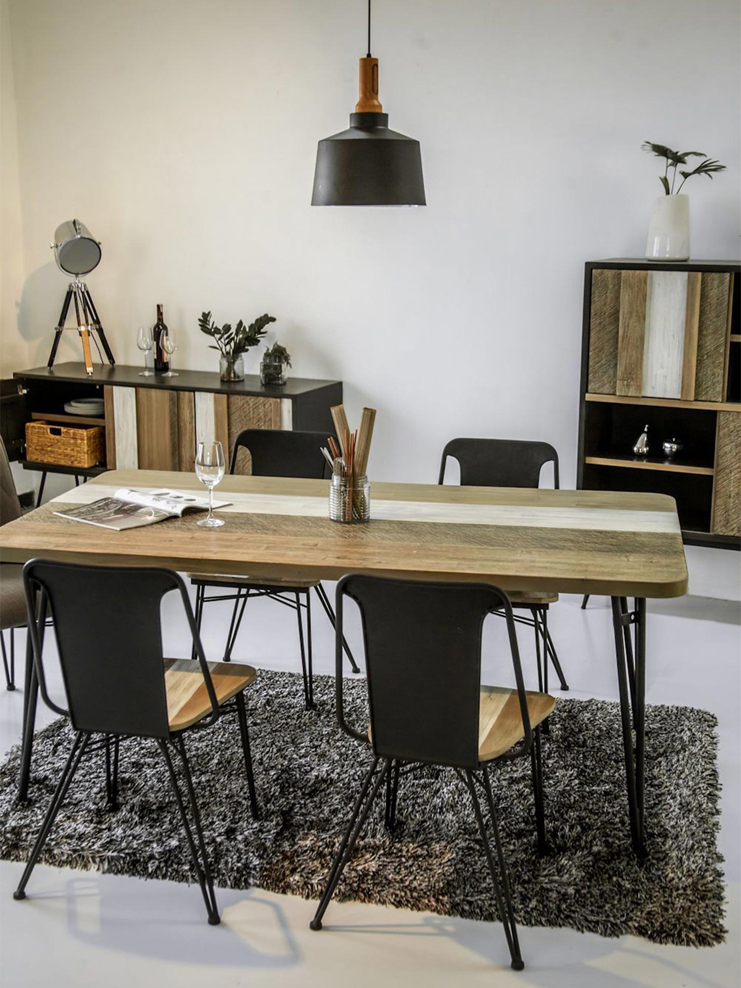 Drewniany stół z metalowymi nogami w stylu industrialnym kolor naturalny