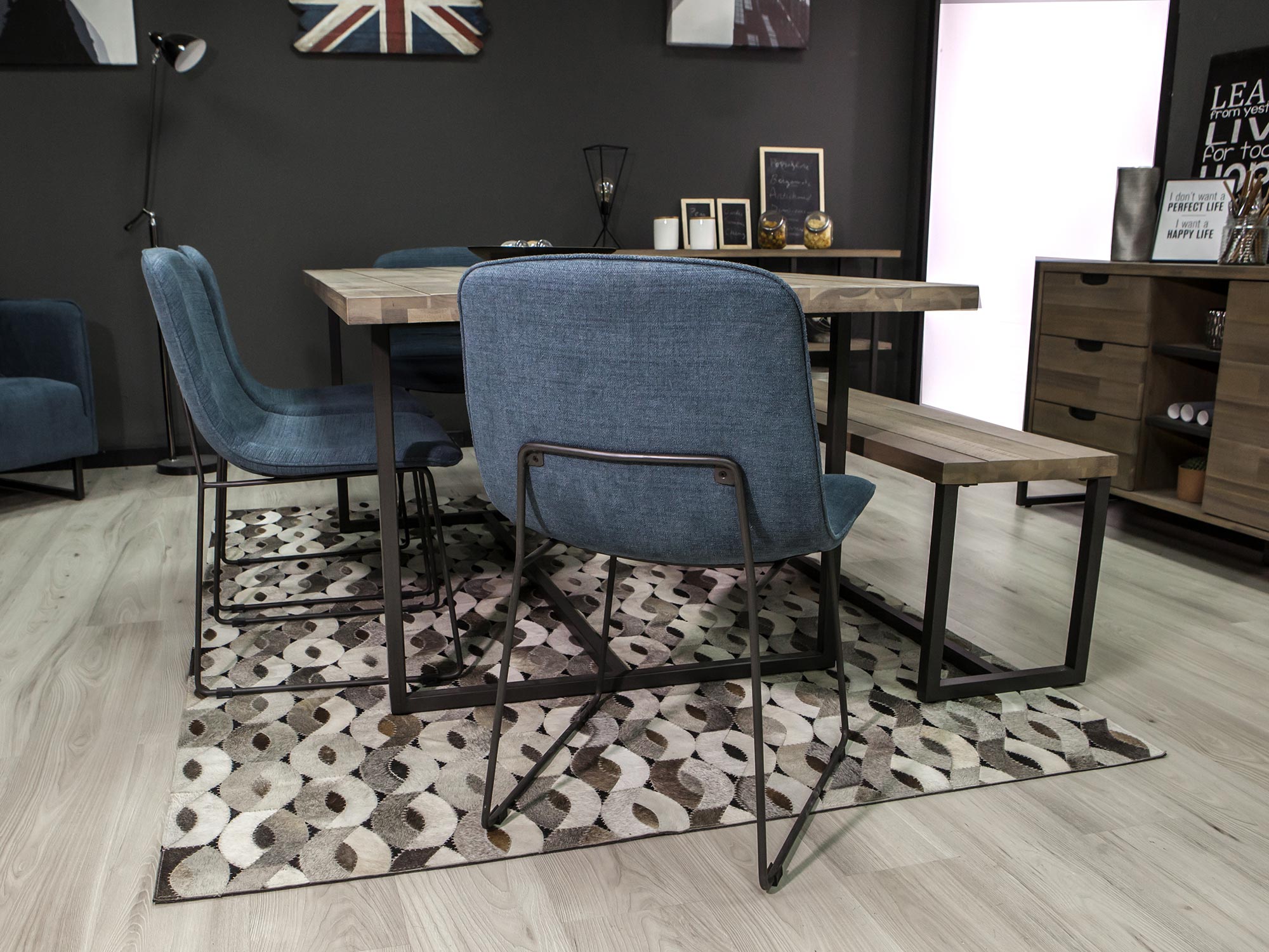 Zestaw jadalniany z drewnianym stołem i niebieskimi krzesłami w stylu loft Zestaw jadalniany z drewnianym stołem i niebieskimi krzesłami w stylu loft