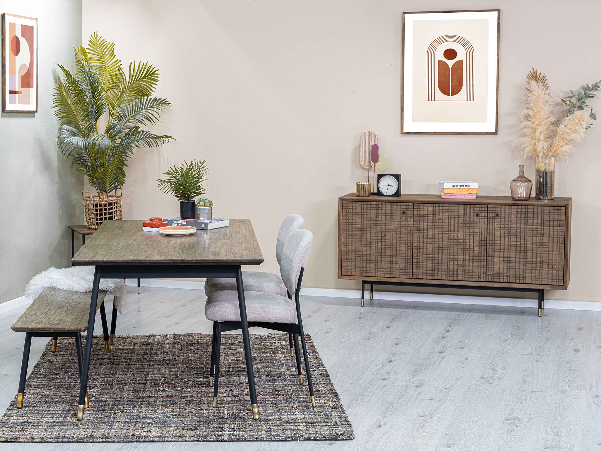 Komoda z drewna akacji z czarnymi metalowymi nogami Komoda z drewna akacji z czarnymi metalowymi nogami