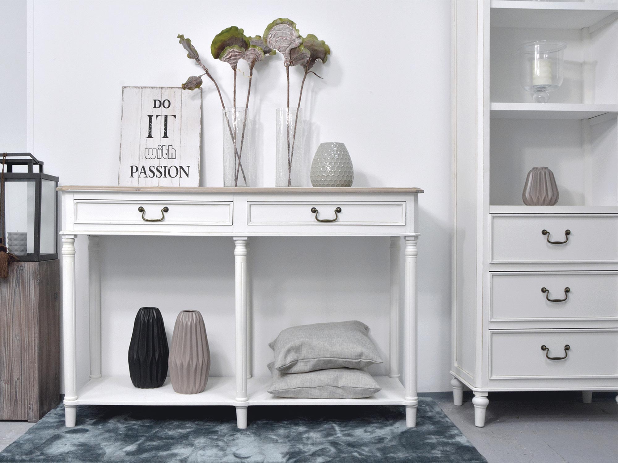 Drewniana witryna z dekoracyjnymi frontami i półkami w stylu prowansalskim kolor biały