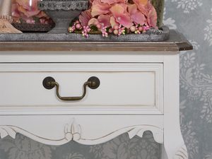 Miniatura 2 - Bílá dřevěná konzolový stolek s dekorativními čely a zásuvkami ve stylu prowansalskim