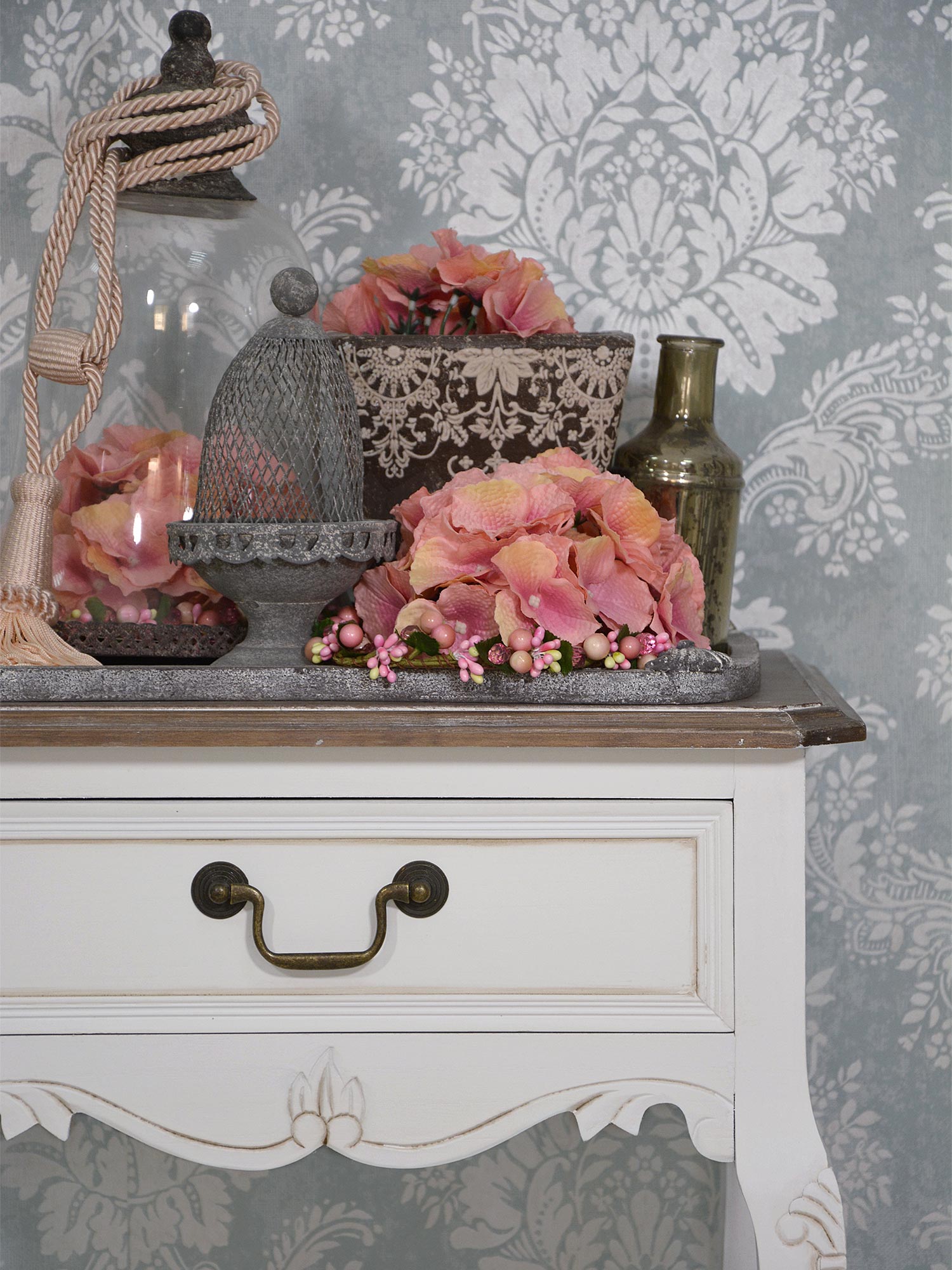 Biała drewniana konsola z dekoracyjnymi frontami i szufladami w stylu prowansalskim