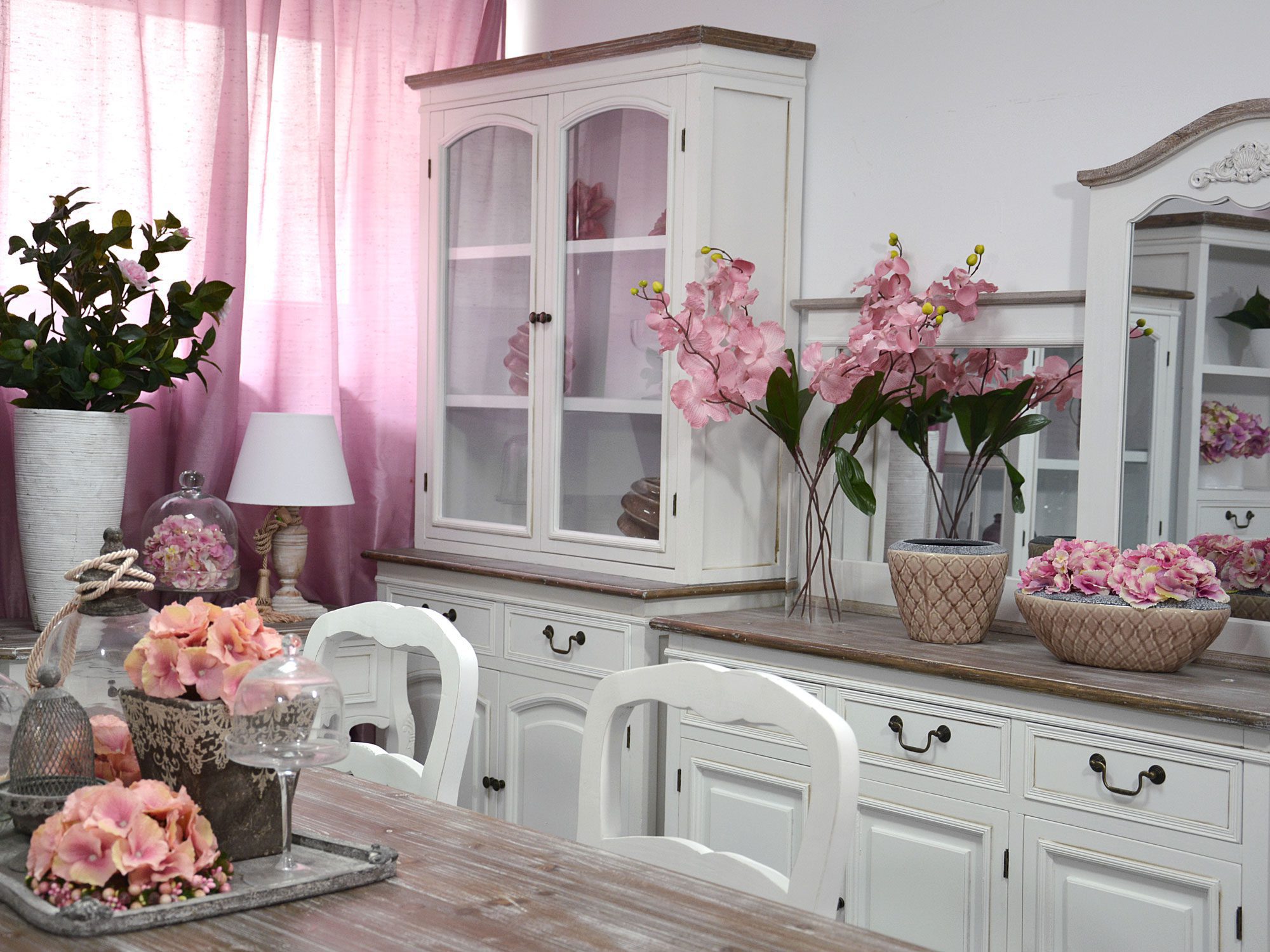 Aranżacja jadalni z meblami w stylu prowansalskim