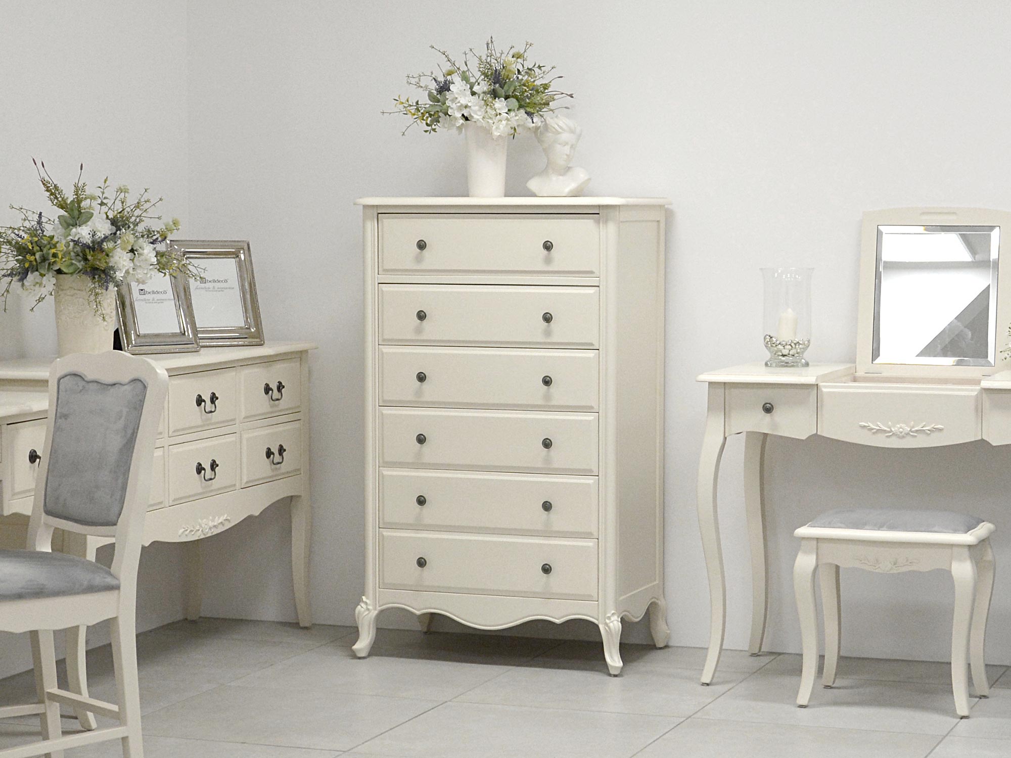 Kredens z witryną i szafką dolną w klasycznym stylu prowansalskim