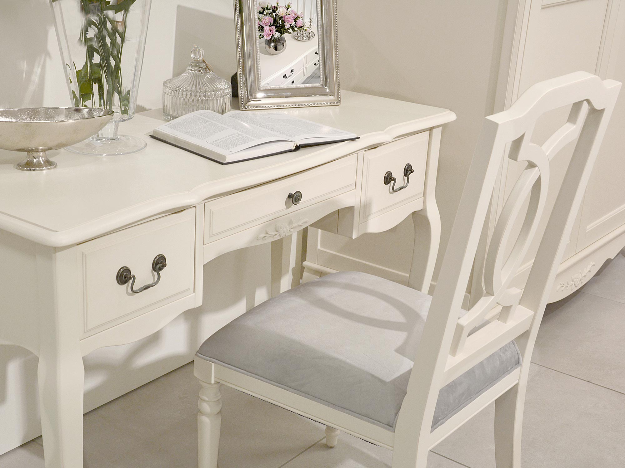 Toaletka z drewna z szufladami i krzesłem w stylu prowansalskim