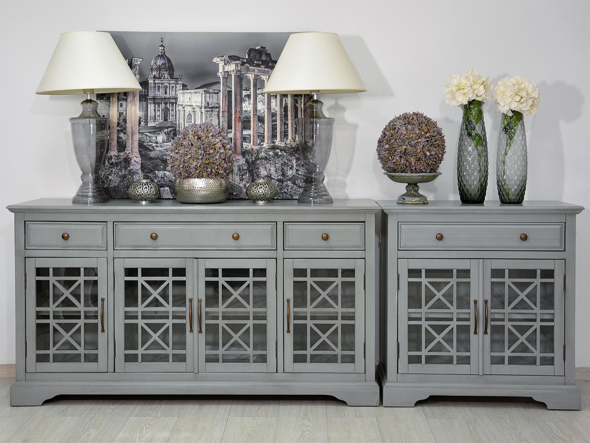 Drewniana komoda z przeszklonymi drzwiami w aranżacji salonu w stylu klasycznym kolor szary