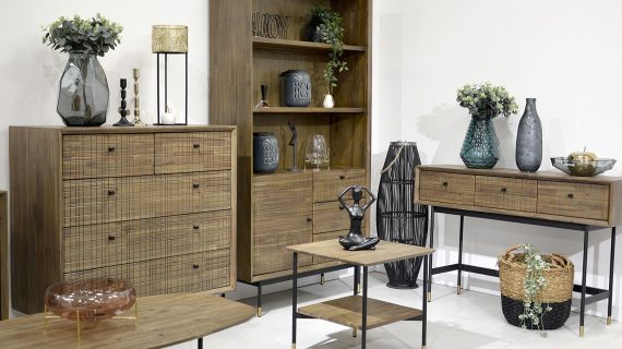 Miniaturka 1 - Aranżacja salonu z meblami drewnianymi z akacji w stylu retro