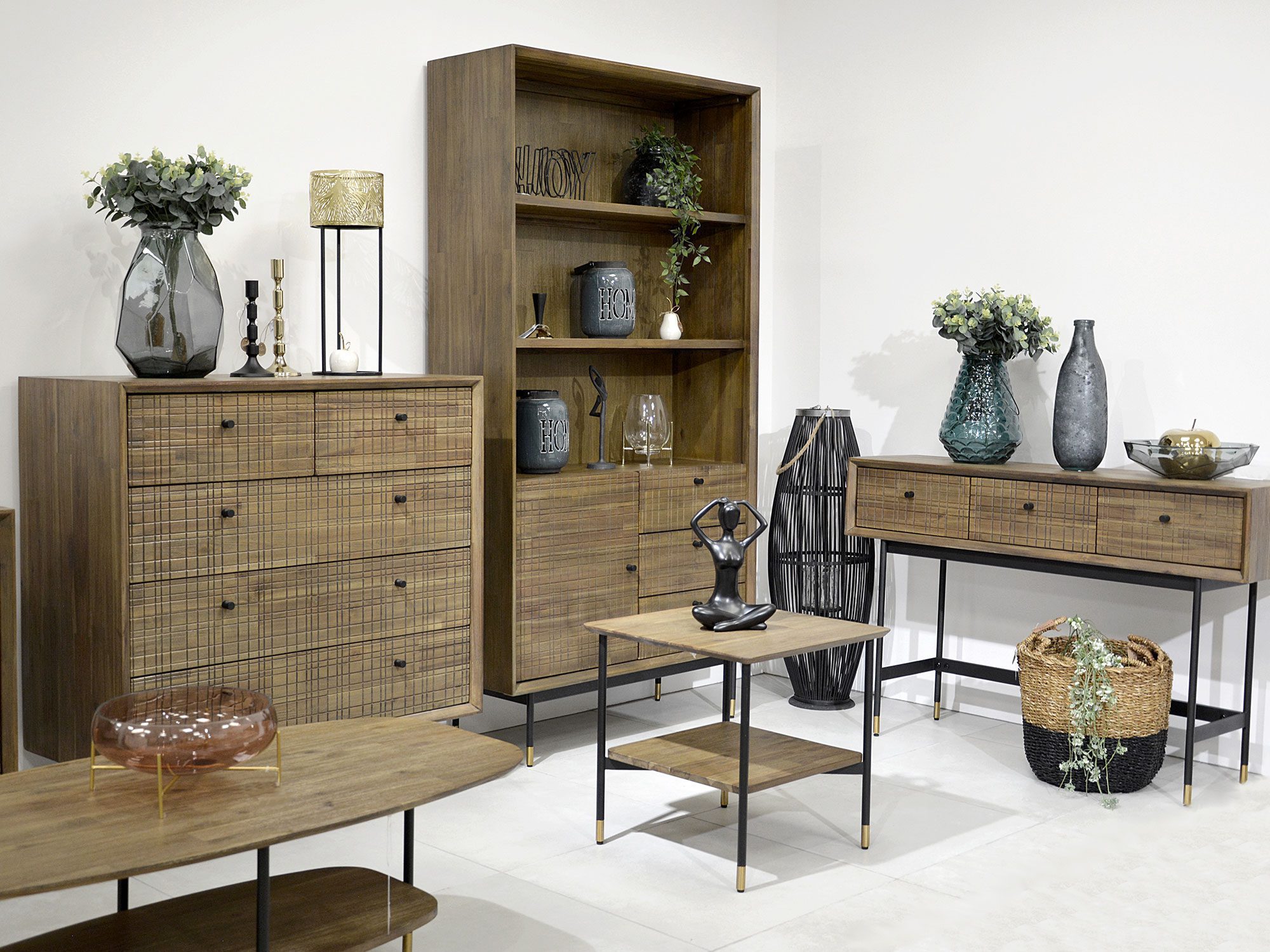 Aranżacja salonu z meblami drewnianymi z akacji w stylu retro Aranżacja salonu z meblami drewnianymi z akacji w stylu retro