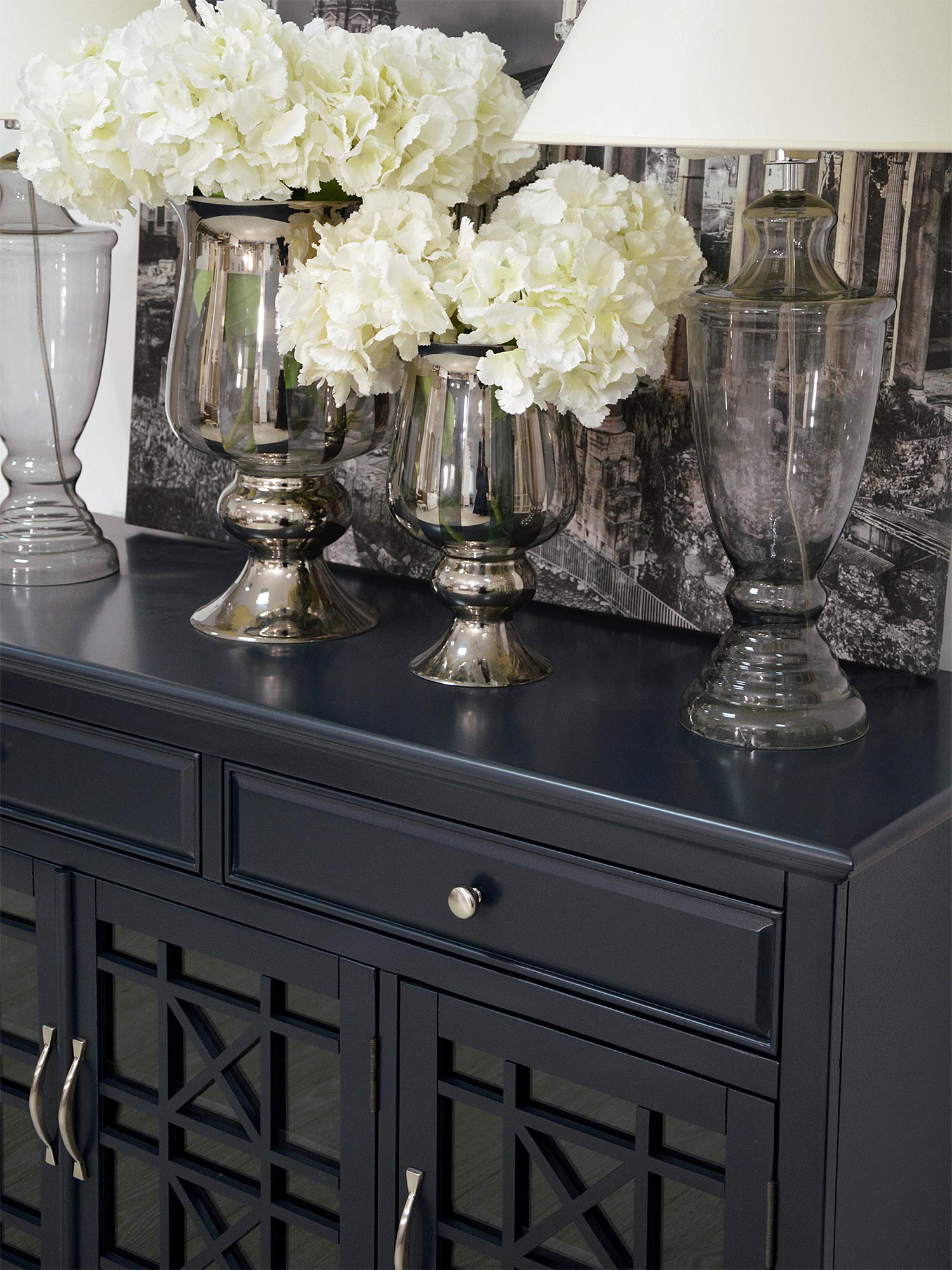 Czarna drewniana komoda z przeszklonymi drzwiami i dekoracyjnymi frontami w stylu klasycznym